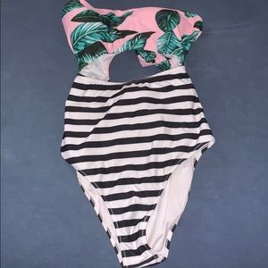 CUPSHE STRAPLESS ONE-PIECE SWIM